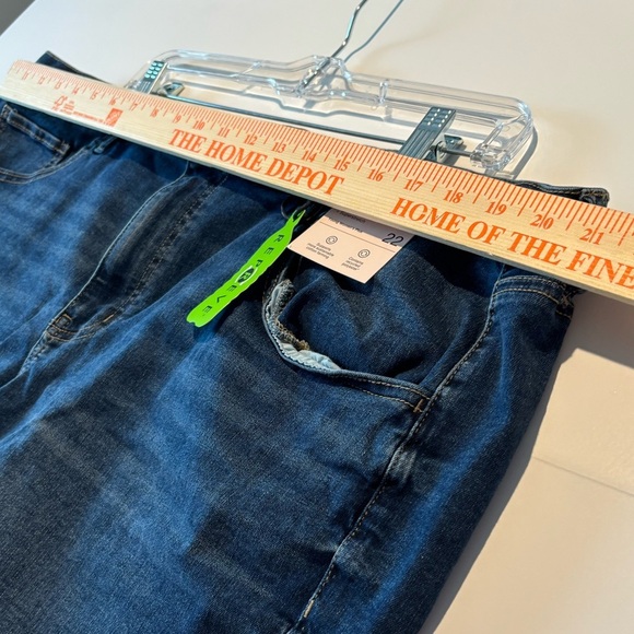 SO Low Rise Midi Denim Shorts Women’s Plus Size 22W Blue Cuffed Hem Superstretch - Picture 6 of 7